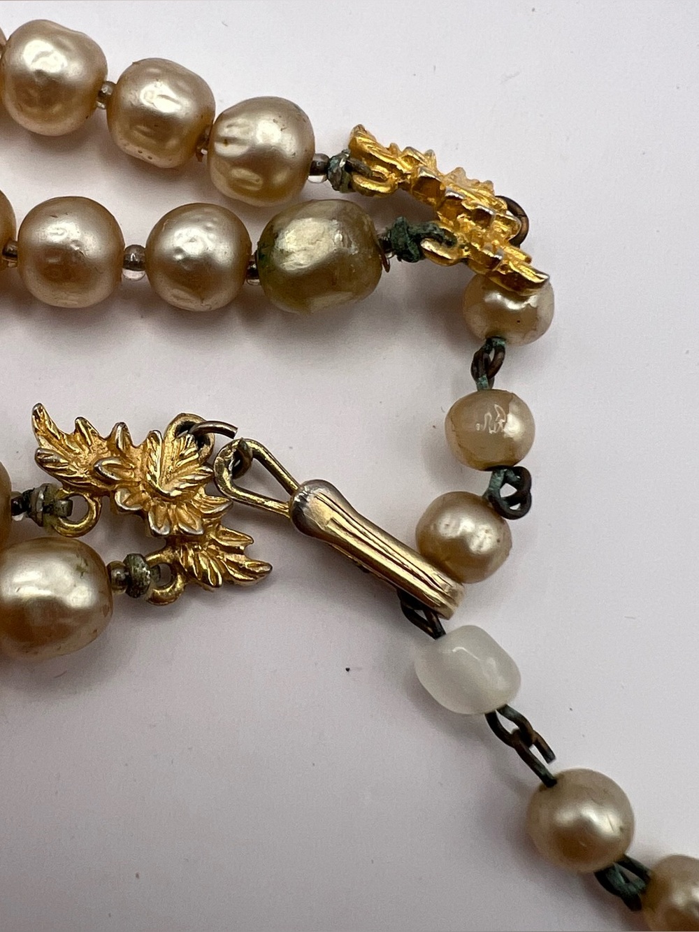 Unsigned Miriam Haskel Faux Pearl Chiker Necklace w/ Filagree Centerpiece - Picture 11 of 12